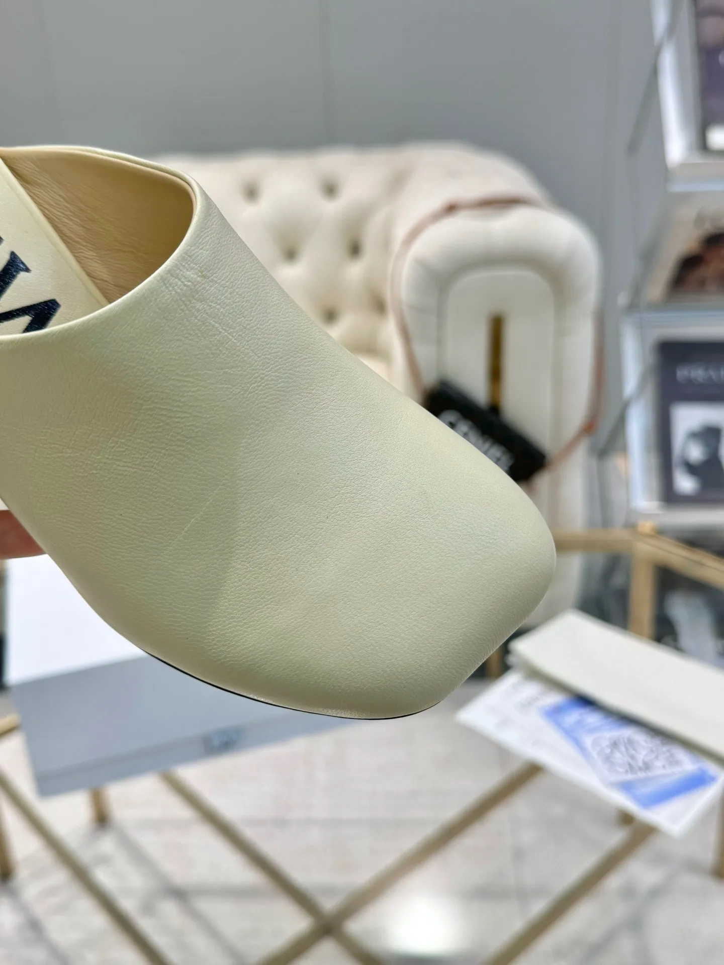 👟👟Ex-factory price 640👟👟 LOEWE‼ ️ New arrival‼ ️Imported genuine leather sole Loewe 2024/aw early spring latest catwalk color diamond series catwalk style 😘😘😘 Upper: imported super soft sheepskin lining: imported water-dyed sheepskin Outsole: original molded injection molded leather outsole Heel: original molded 1:1 Heel height: 5.5cm Size: 35-39 (40/41/42/43 custom-made, non-refundable)